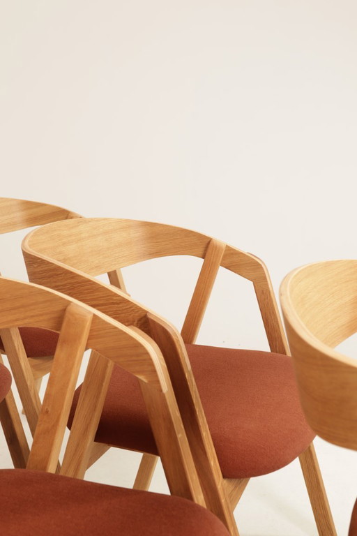 Moderne set van 6 eetkamerstoelen van natuurlijk eikenhout met terracotta bekleding.