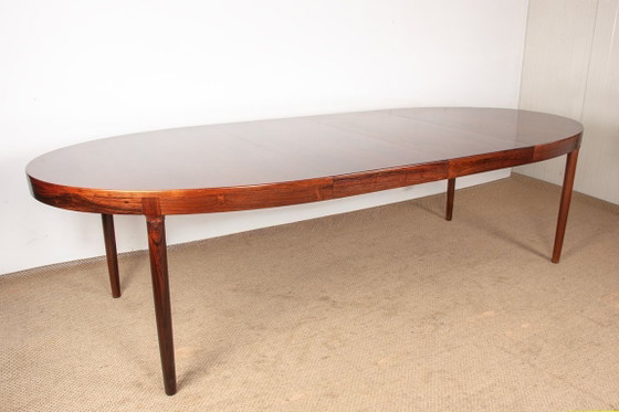 Image 1 of Gran mesa de comedor ovalada y extensible de palisandro danés, diseñada por Harry Østergaard para Randers Mobelfabrik en 1960.