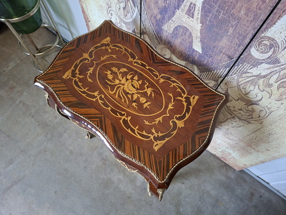 Image 1 of Klassieke tafel met lade gemaakt van fineer van diverse houtsoorten, voorzien van messing beslag, afm. 58x38cm en 73cm hoog.