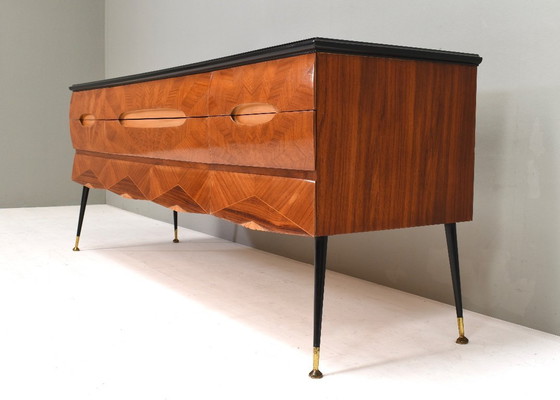 Image 1 of Credenza italiana attribuita a Vittorio Dassi in noce, vetro e ottone - anni '50