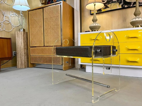 Image 1 of Banc de coiffeuse en Lucite avec nouveau revêtement en imitation peau de serpent
