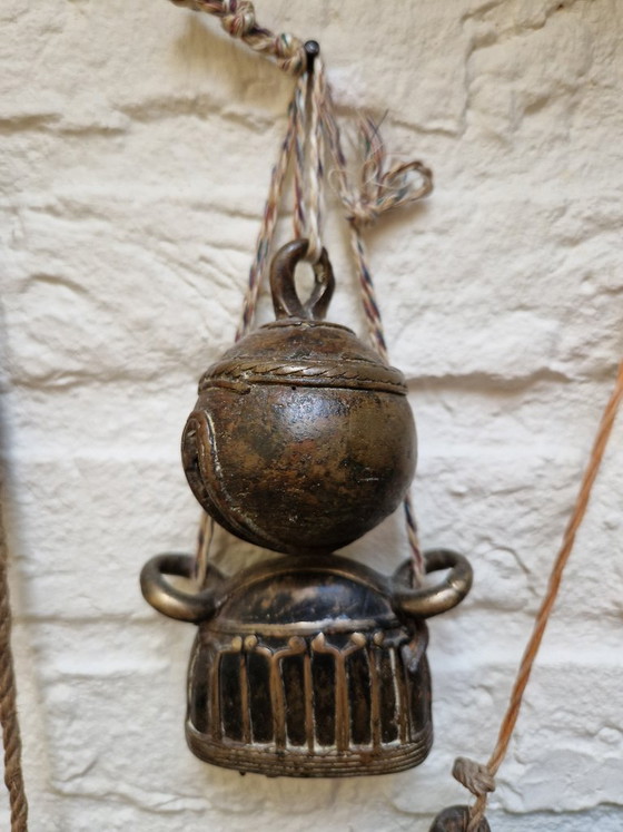 Collezione speciale di campanacci e campane da Asia e Africa, Decorazioni murali, Bronzo, Ferro, Beige (foto 4 di 11)