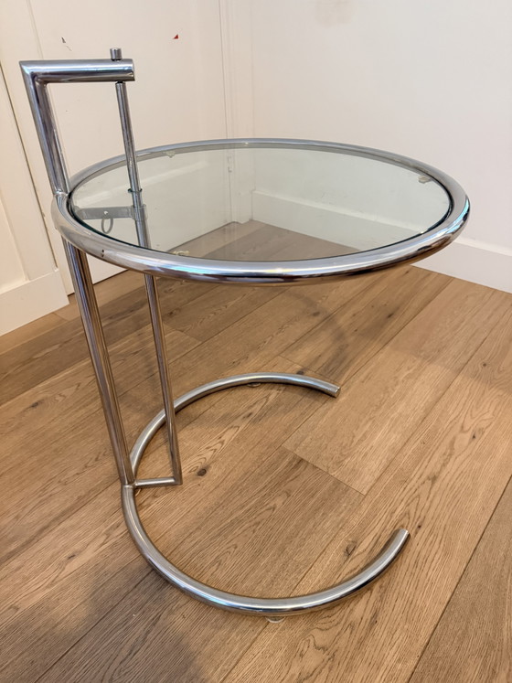 Tavolino laterale regolabile Vintage E1027 disegnato da Eileen Gray – Cromo e vetro – Tavolini, Chrome (photo 5 of 6)