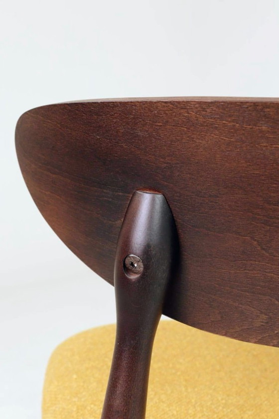 Image 1 of Set moderno di 4 sedie da pranzo, in bouclé color ocra e legno di faggio noce scuro.