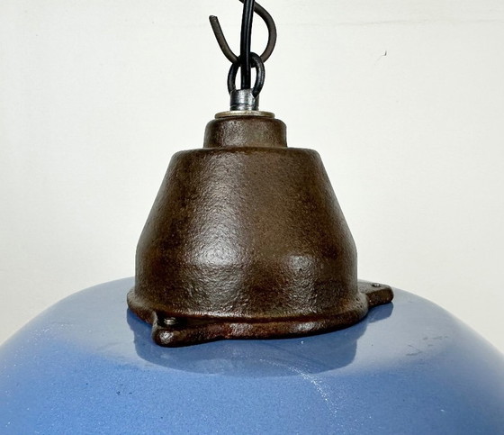 Image 1 of Suspension industrielle en fonte émaillée bleue avec abat-jour en verre, années 1960