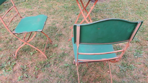 Table de jardin et 2 chaises en fer peint vieilli, style années 1960