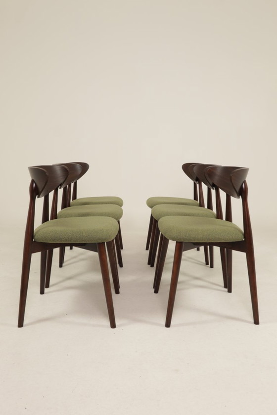 Image 1 of Set moderno di 6 sedie da pranzo, in tessuto verde avocado e legno di faggio noce scuro.