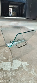 Estantería de lectura FIAM de cristal curvado posmoderno italiano de los años 80. Revistero.