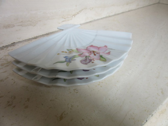 3 Piattini/Vassoi Vintage a forma di ventaglio in porcellana con decorazioni floreali autentiche (photo 9 of 11)