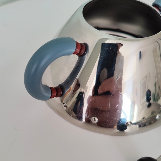 Image 1 of Zuccheriera, lattiera e due tazzine da caffè espresso di Alessi, progettate da Michael Graves