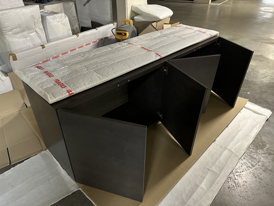 Image 1 of 4-TÜRIGES SIDEBOARD AUS GRAUEM EICHENHOLZ AUF MASSIVEM SOCKEL OHNE GRIFFE