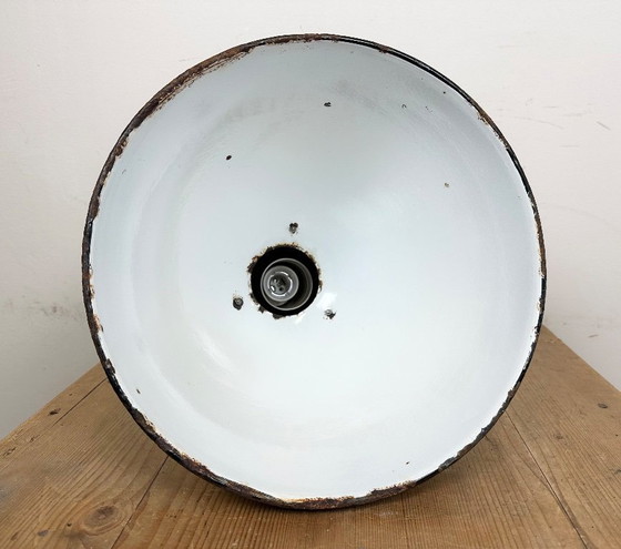 Image 1 of Rostige, industrielle Bauhaus-Hängeleuchte mit schwarzem Emaille, 1930er Jahre