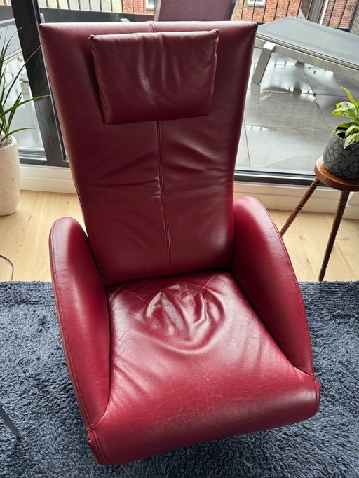 Poltrone reclinabili FSM Mate, in pelle A Cherry 57 con gambe cromate. Regolabili elettricamente.