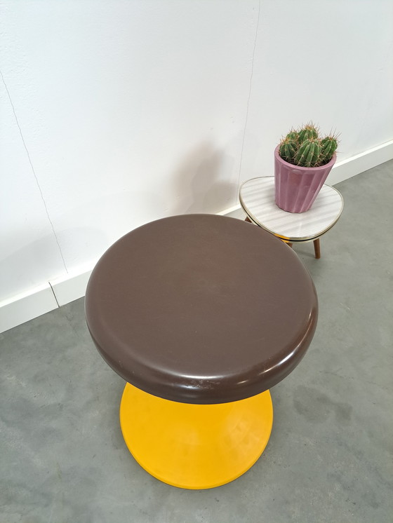 Image 1 of Sgabello in plastica Space Age marrone con giallo n. 3