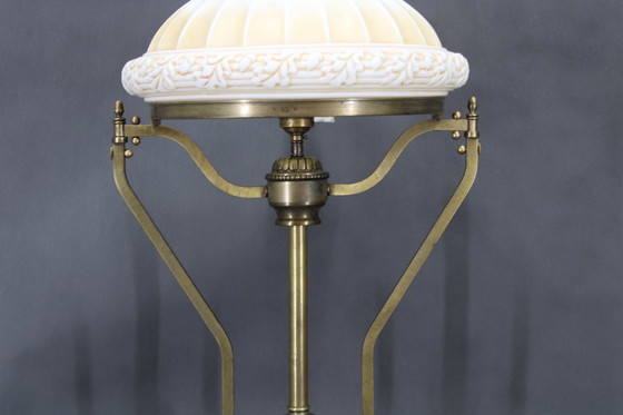 Image 1 of Lampe de table en laiton restaurée des années 1930 avec base en bois et abat-jour en verre