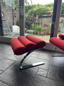 Poltrona lounge COR Sinus con braccioli e poggiapiedi