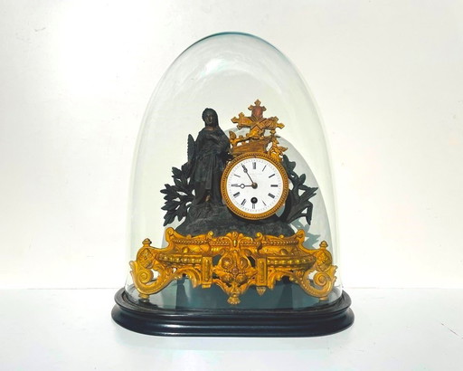 Antike Uhr unter einer Kuppel * 19. Jahrhundert *