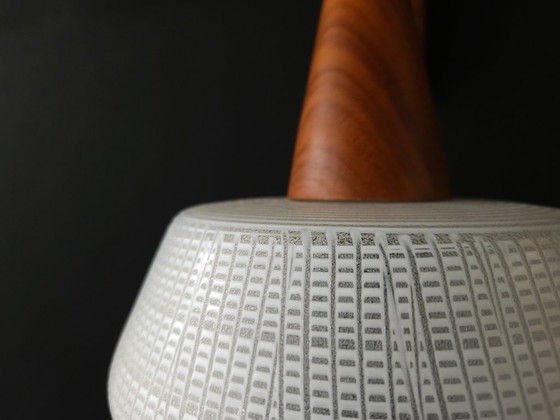 Image 1 of Vintage houten wandlampje met glazen kapje, hengel-model, mcm houten wandlamp met deels gematteerd, deels gesuikerd glazen lampe