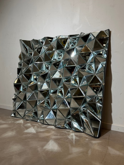 Gran panel de espejo facetado escultórico – Espejo de pared prismático – 145 × 125 cm – decoratieve objecten