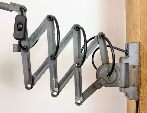 Image 1 of Grijze industriële wandlamp met flexibele arm van Elektroinstala, jaren 60.