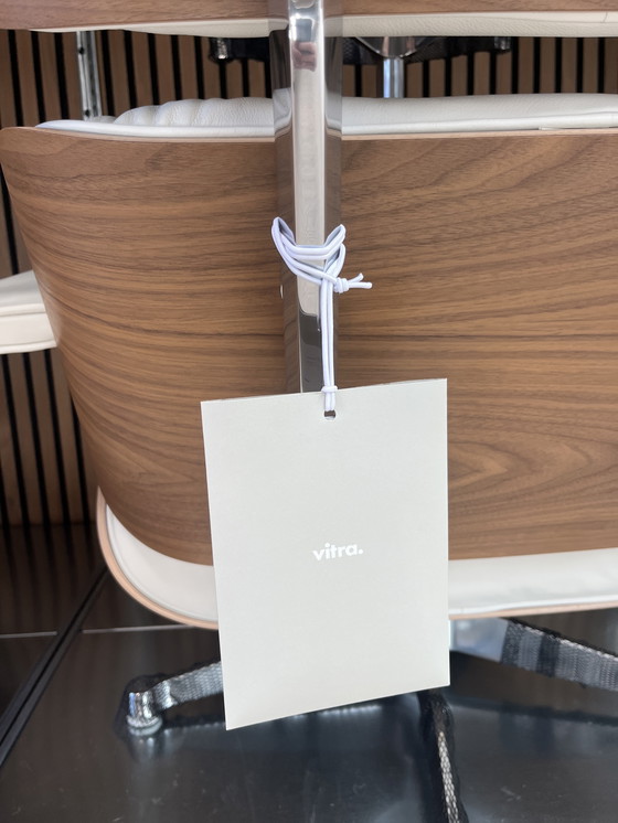 Image 1 of Sillón Vitra Eames con otomana - Nogal blanco - Piel de nieve