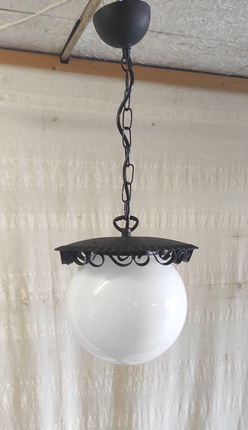 Lampada a sospensione a lanterna in metallo con globo in vetro opalino di Delmas (Francia) - Metà del XX (photo 2 of 9)