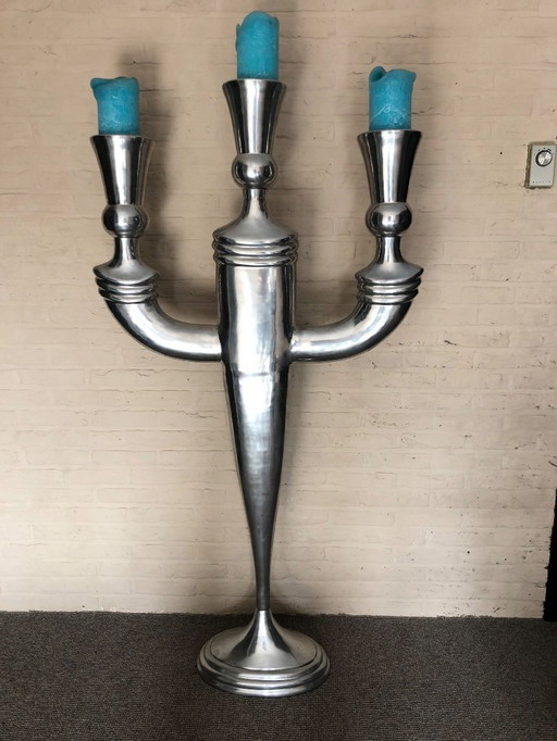 Lebensgroßer, dreiarmiger, stehender Burgkerzenständer aus Aluminium