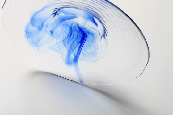 Image 1 of Vintage Bormioli Rocco blauwe glazen schaal met wervelpatroon - Italiaans kunstglas uit het midden van de 20e eeuw