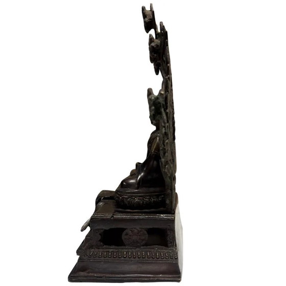 Bouddha Shakyamuni de l'Himalaya antique avec auréole – XVIIe-XVIIIe siècle – Lot 406 – Sculptures, Bronze (photo 17 of 25)