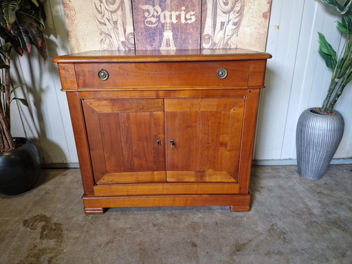 Klassieke franse buffetkast, commode, ladekast, wandmeubel kersenhout afm,. 92x48 en 80cm hoog.