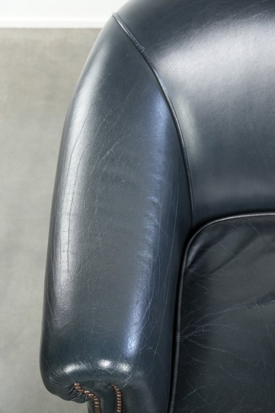 Image 1 of 2 comode poltrone club in pelle bovina blu scuro dal design unico e senza tempo.