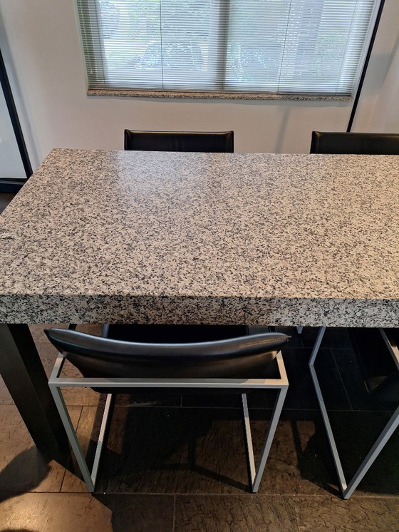 Image 1 of Mesa de comedor de granito con patas de acero inoxidable