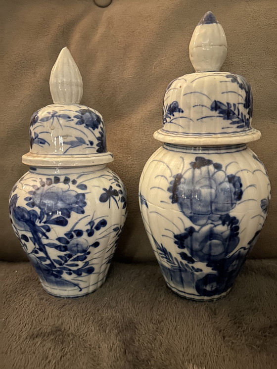 Image 1 of Japanse antieke blauw witte geribbelde gemberpotten Imari stijl 24cm ( alleen linker pot op de foto’s)