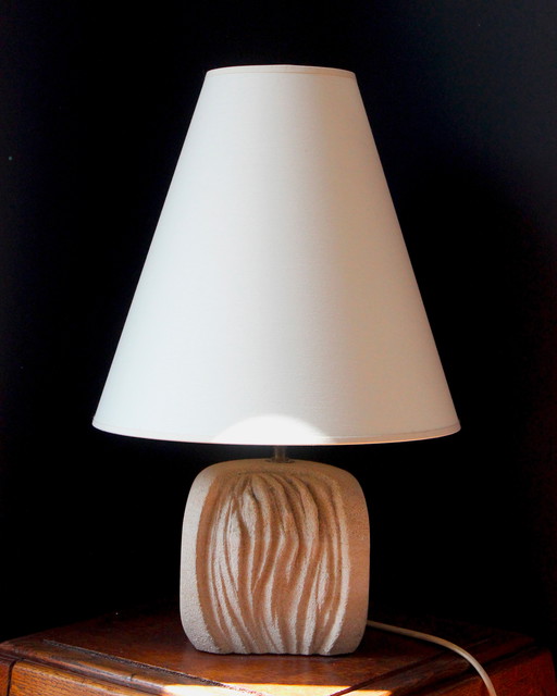 Elégante lampe de table en pierre du Gard sculptée dans le style d'Albert Tormos