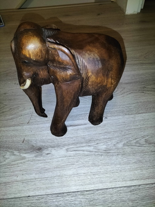 Mignon éléphant en bois