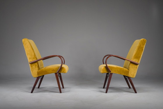 Image 1 of Model 53 fauteuils in mosterdgeel fluweel, toegeschreven aan Jaroslav Smidek voor Ton, jaren 60, set van 2