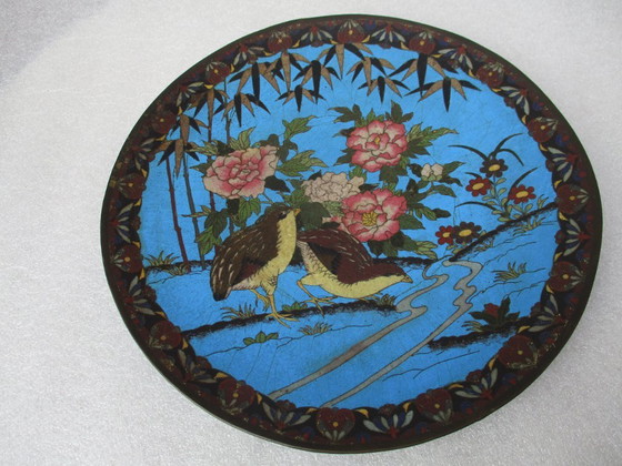 Image 1 of Plat cloisonné de la fin du XIXe siècle à décor raffiné, diamètre 30 cm.