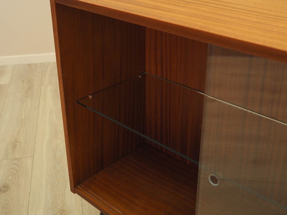 Vitrina danesa con puertas correderas de cristal, chapa de caoba, década de 1970. – Wood (photo 13 of 15)