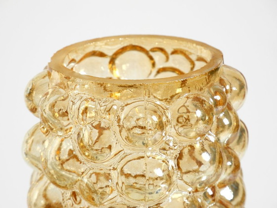 Image 1 of Zwei seltene Nachttischlampen aus Messing aus den 1960er Jahren mit goldfarbenen Blasenglasschirmen