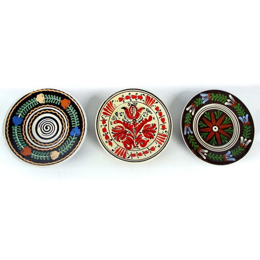 Set van drie vintage keramische wandborden in volkskunststijl, Tsjechoslowakije en Roemenië, jaren 1950.