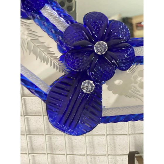 Image 1 of Espejo de pared octogonal veneciano italiano de cristal de Murano con detalles florales azules tallados a mano.