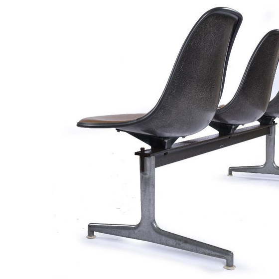Image 1 of Herman Miller Eames Tandembank met bruine Naugahyde Pad Shell-stoelen