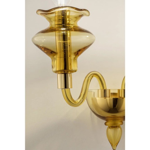 Applique moderna in vetro di Murano color ambra con elegante design lineare.