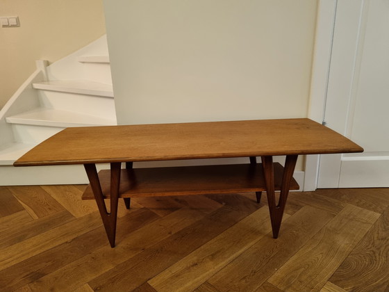 Image 1 of Eleganter Couchtisch aus Holz