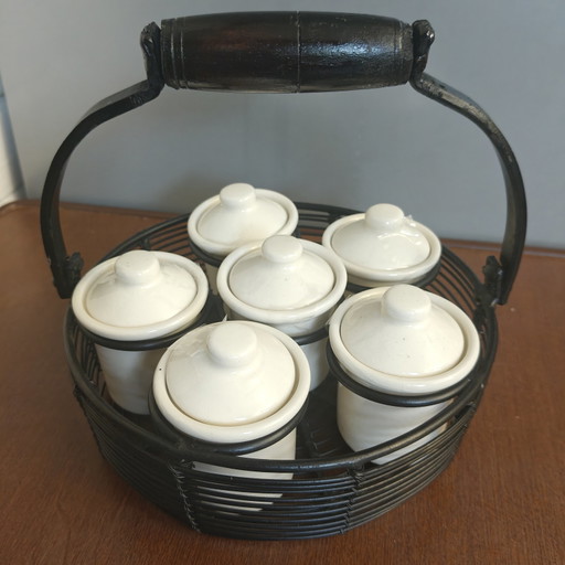 Juego de tarros de cerámica vintage de los años 70 para especias: 6 tarros en cesta de metal negro. – keukenaccessoires