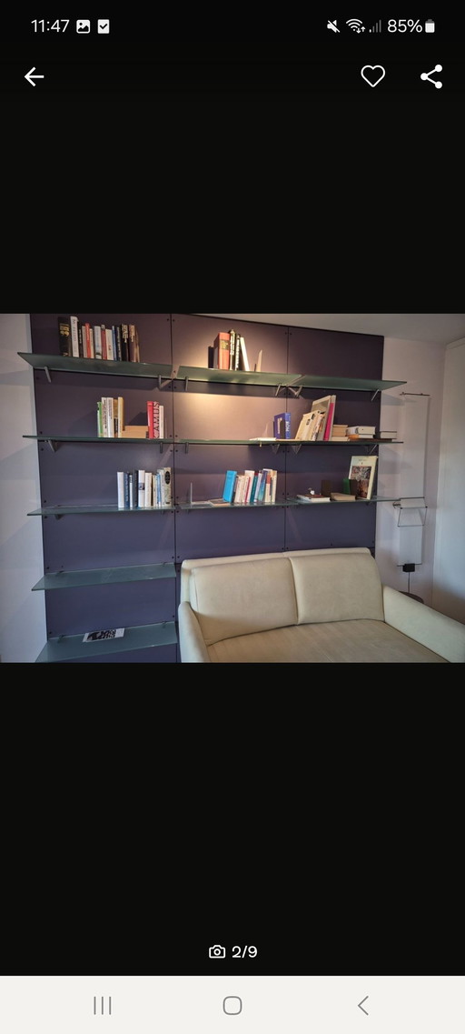 Esclusiva installazione a parete con ripiani in vetro fuso – Interior Design Studio Cologne