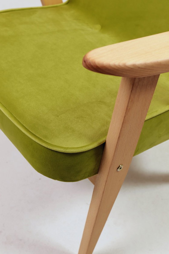 Image 1 of Vintage loungestoel, perengroen fluweel, natuurlijk geolied hout.