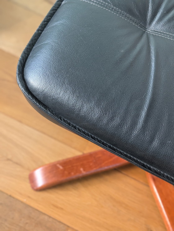 Poggiapiedi vintage danese in pelle nera e legno, anni '70. – Poggiapiedi e pouf, Leather, Wood (photo 3 of 7)
