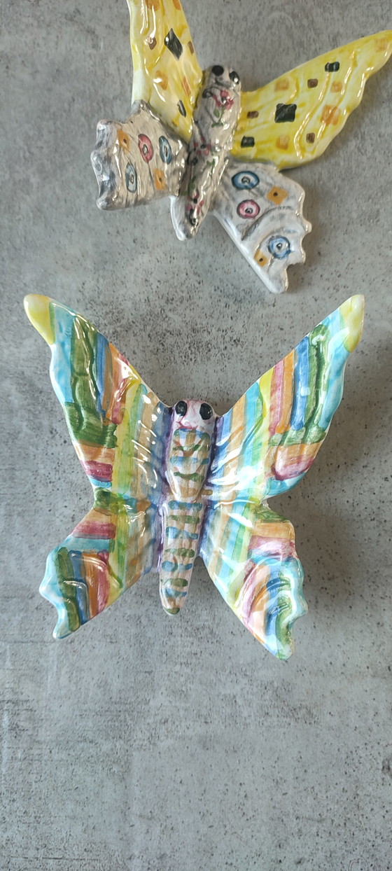 Image 1 of Ein Paar signierte Keramikschmetterlinge.