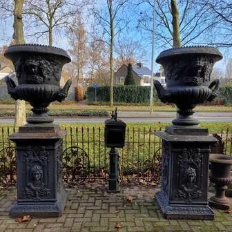 Grote antieke gietijzeren plantenbakken op sokkel jardinière, Zwart, Vintage (foto 2 van 14)